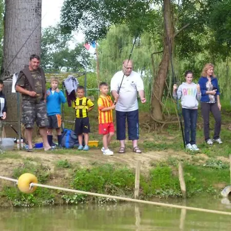 Camping Sur Pilotis Avec Terrasse - 5 Personnes - Api-1-52-505 Moncrabeau